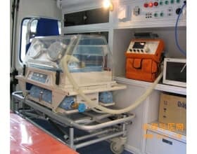 功能救护车内配备的新生儿暖箱、车载呼吸机、监护仪