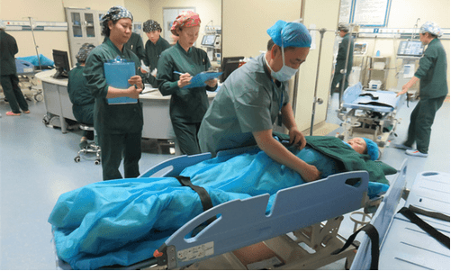 徐医附院手术室举办"护理员推床接送病人"操作比赛